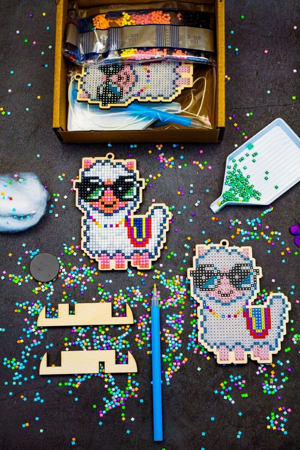 5D Diamond Painting 12.5x12.5 cm | Pendant Lama with glasses | Wooden Base (U21e) – Diamond painting | Varvikas.Shop