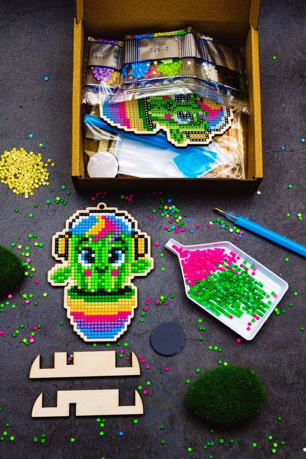 5D Diamond Painting 12.5x12.5 cm | Pendant Сactus with heardphones | Wooden Base (U06e) – Diamond painting | Varvikas.Shop