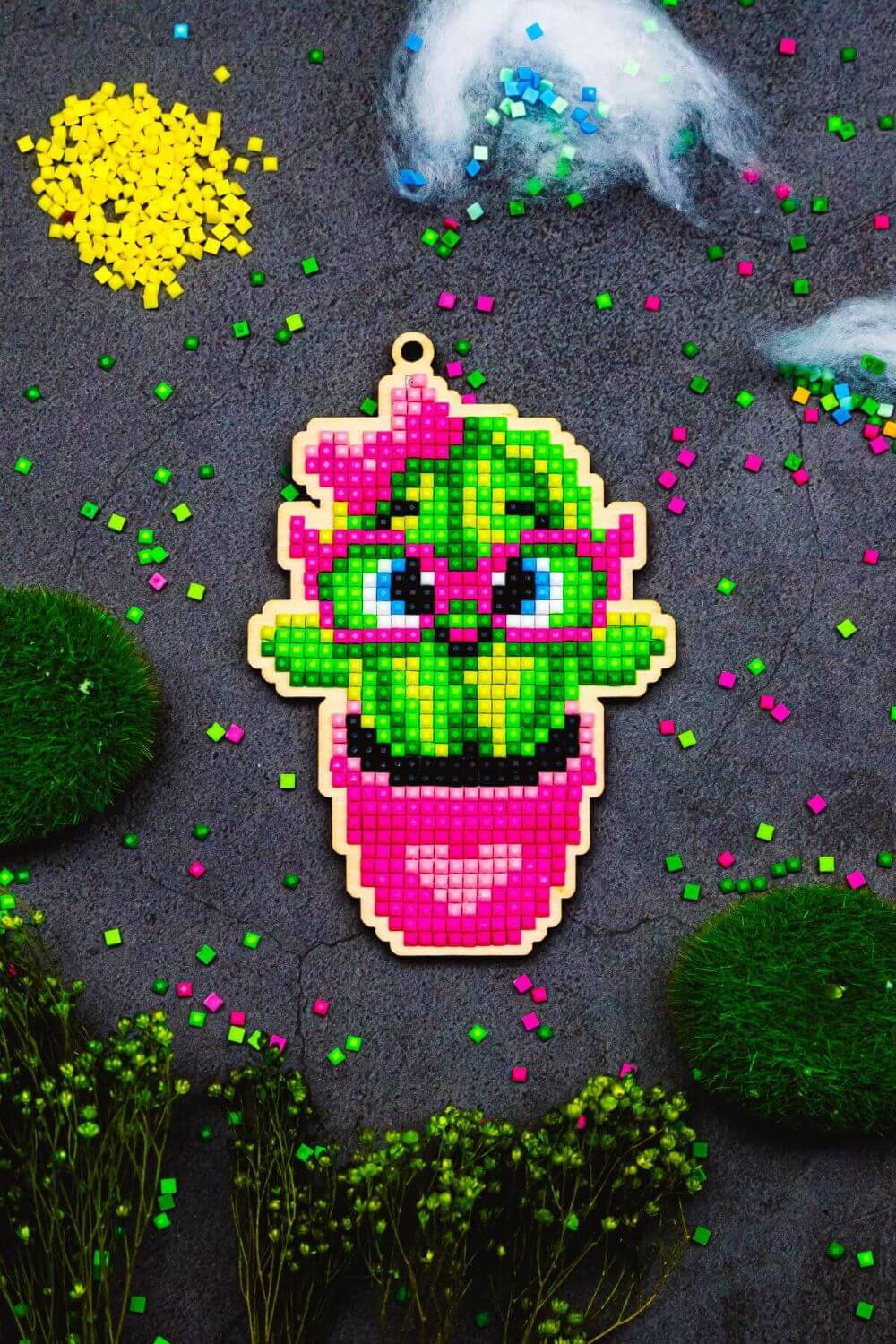 5D Diamond Painting 12.5x12.5 cm | Pendant Сactus with pink glasses | Wooden Base (U05e) – Diamond painting | Varvikas.Shop