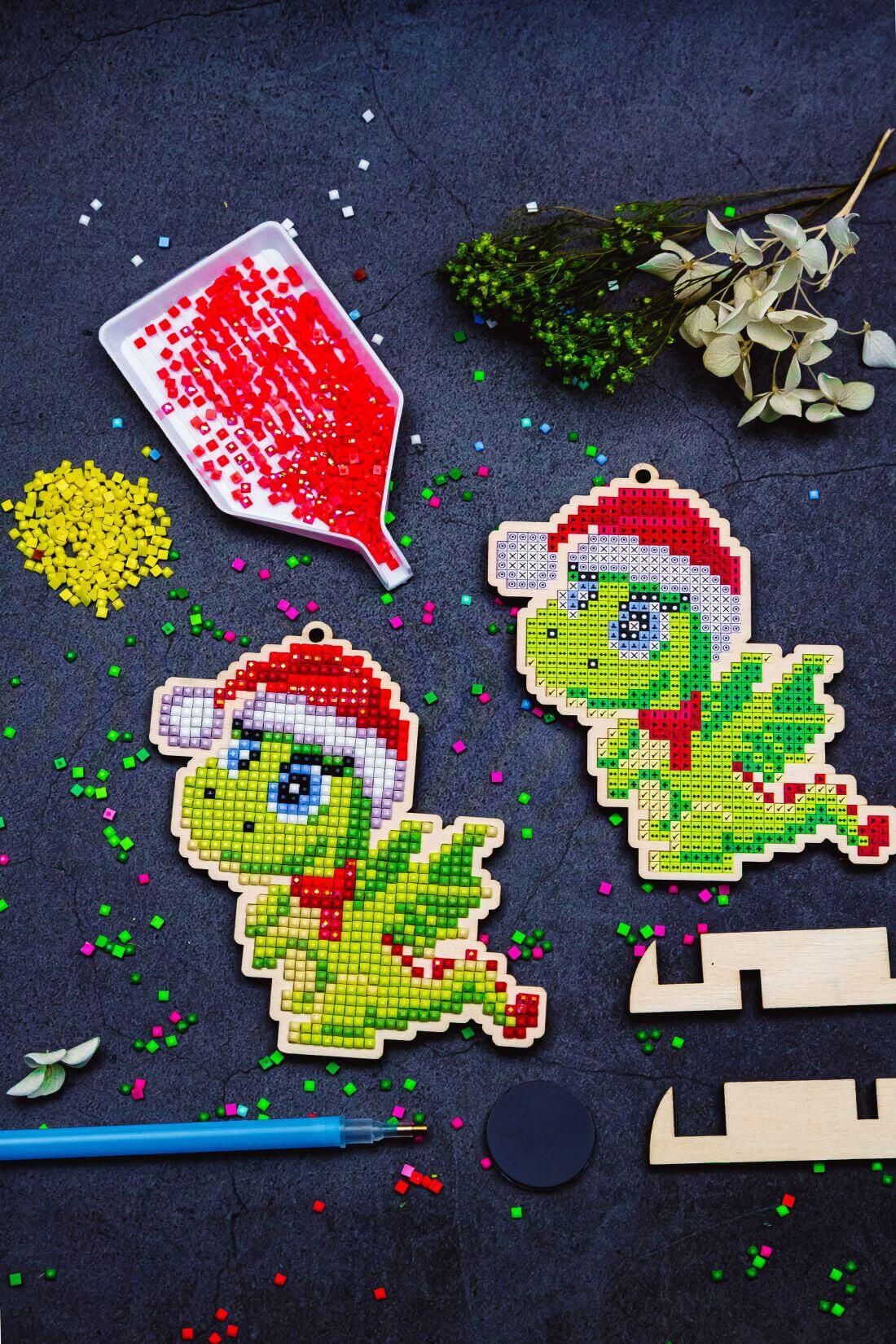 5D Diamond Painting 12.5x12.5 cm | Pendant Santa dragon | Wooden Base (U20e) – Diamond painting | Varvikas.Shop