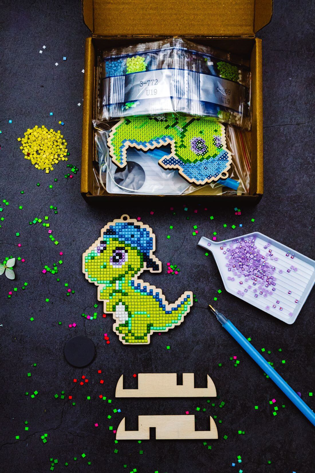 5D Diamond Painting 12.5x12.5 cm | Pendant Dinosaur Dandy | Wooden Base (U19e) – Diamond painting | Varvikas.Shop