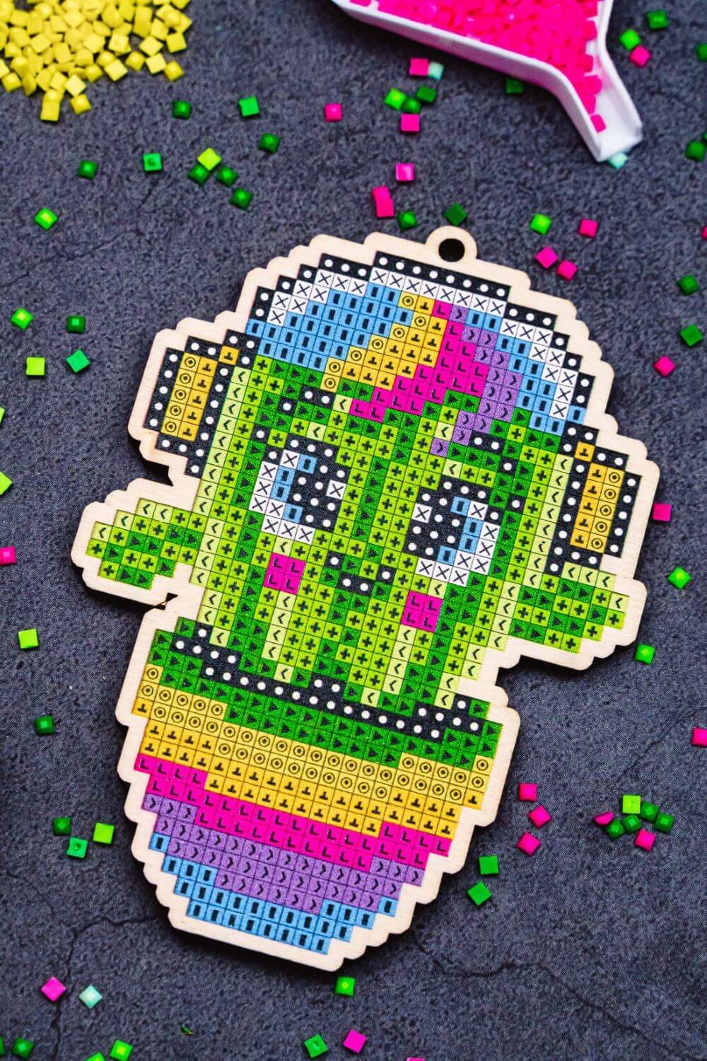 5D Diamond Painting 12.5x12.5 cm | Pendant Сactus with heardphones | Wooden Base (U06e) – Diamond painting | Varvikas.Shop