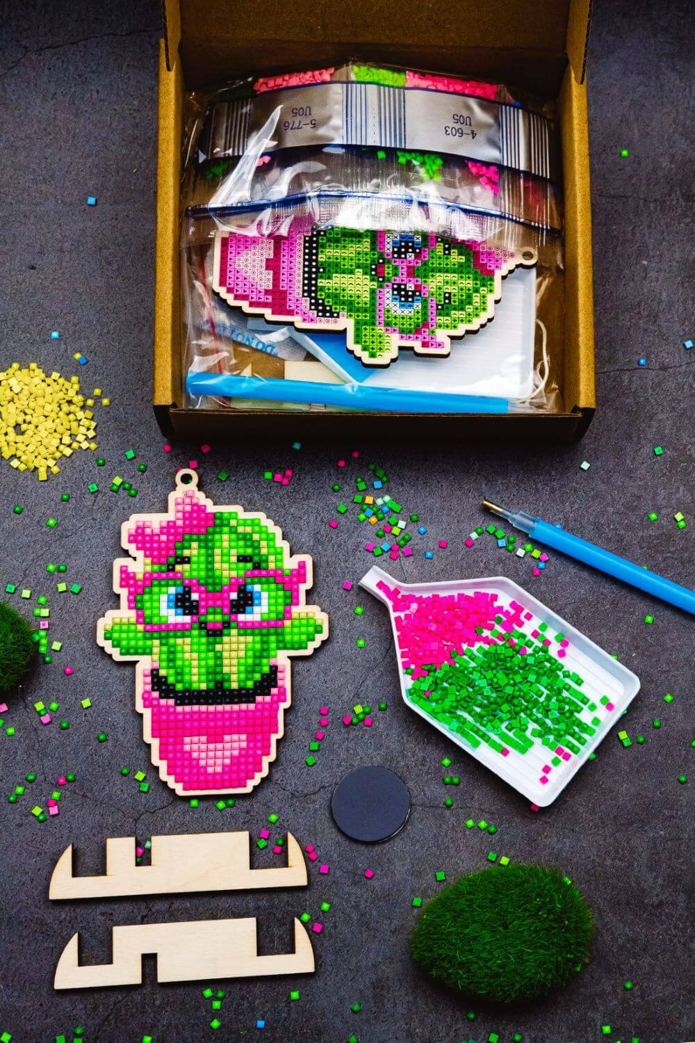 5D Diamond Painting 12.5x12.5 cm | Pendant Сactus with pink glasses | Wooden Base (U05e) – Diamond painting | Varvikas.Shop